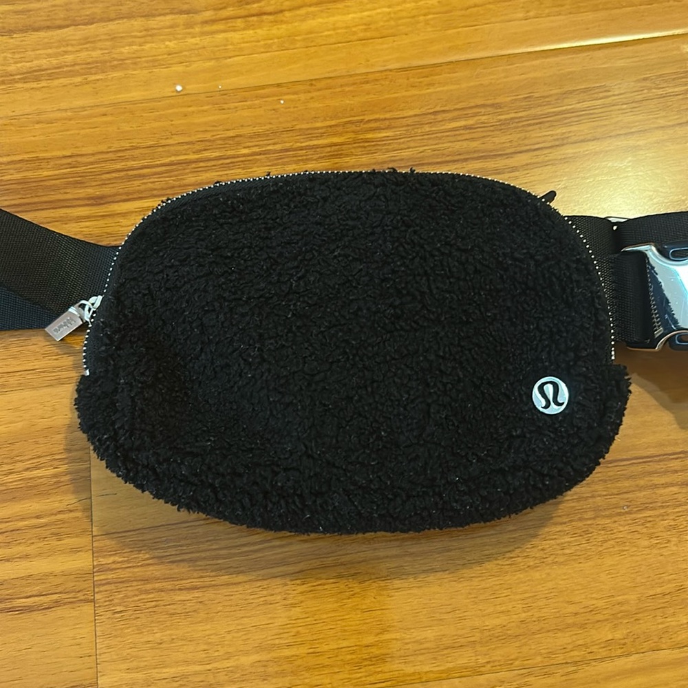 Lululemon Everywhere Fleece Sherpa Belt Bag Black